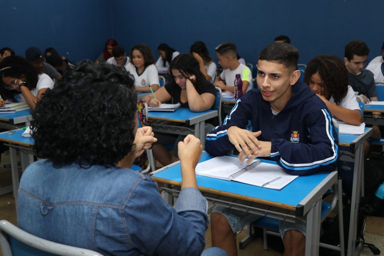 Guarujá promove curso de línguas de sinais