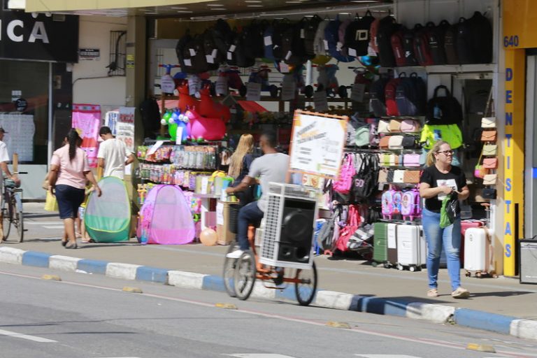Dia dos Pais: Comércio de região de Guarujá espera alta de 15% nas vendas