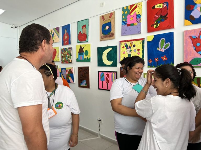 Alunos com deficiência de Guarujá dão show de talento com exposição de arte