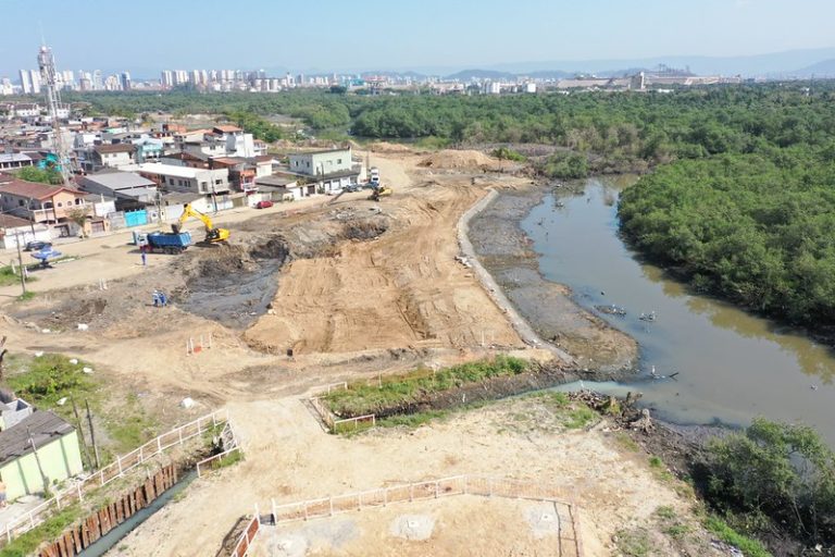 Piscinões de macrodrenagem de Guarujá são construídos