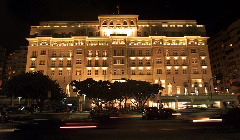 Fachada iluminada do hotel Copacabana Palace, de frente para o mar de Copacabana (zona sul do Rio de Janeiro - RJ) | Foto: Ana Carolina Fernandes /Folhapress