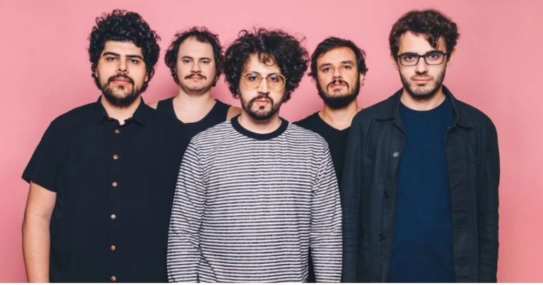 A Olívia busca refresco do inconsciente humano em novo single “Entre na Água”.