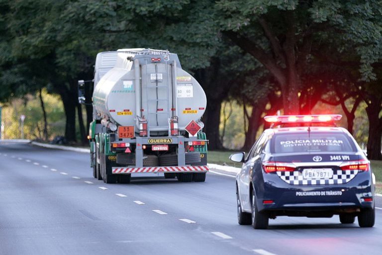 Polícia prende casal que comercializava etanol desviado