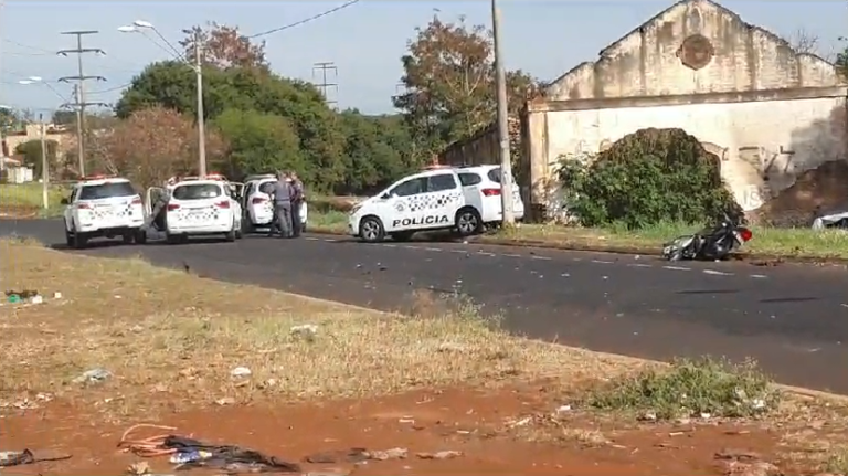 Ao furtar carro, homem invade a contramão e atropela policial motociclista em Ribeirão