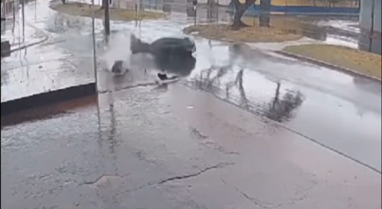 Vídeo flagra acidente de carro contra poste em Ribeirão