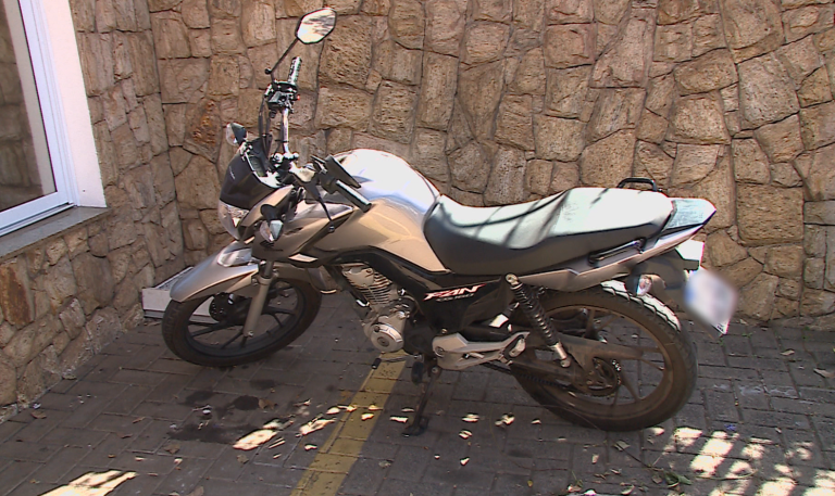 Polícia prende dupla criminosa ao roubar moto e esconder em mata