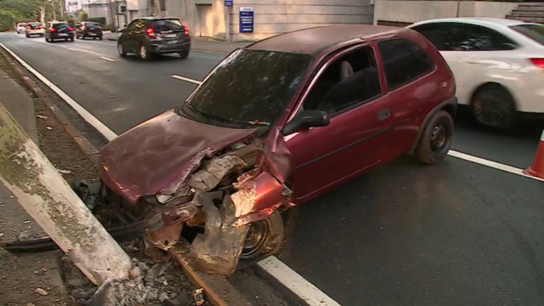 Carro bate contra poste na Avenida Norte Sul em Campinas
