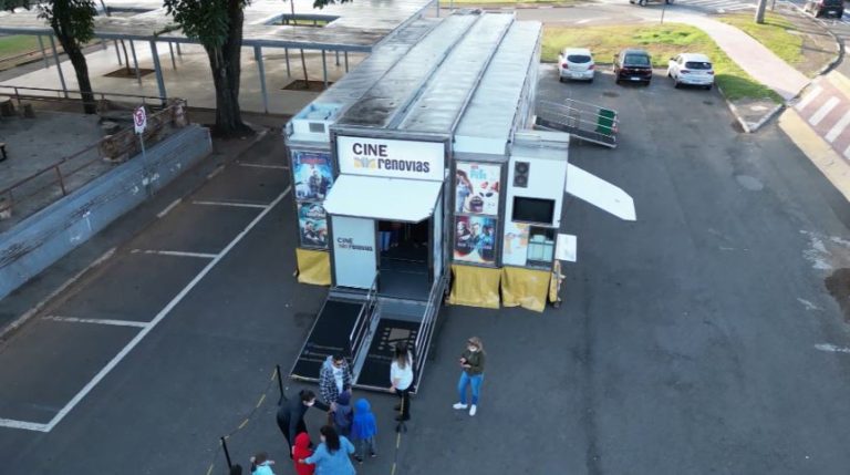Cinema itinerante de graça percorre as cidades da região