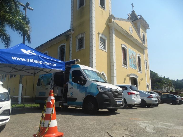 Agência Móvel da Sabesp fica disponível para os moradores do morro de Santos