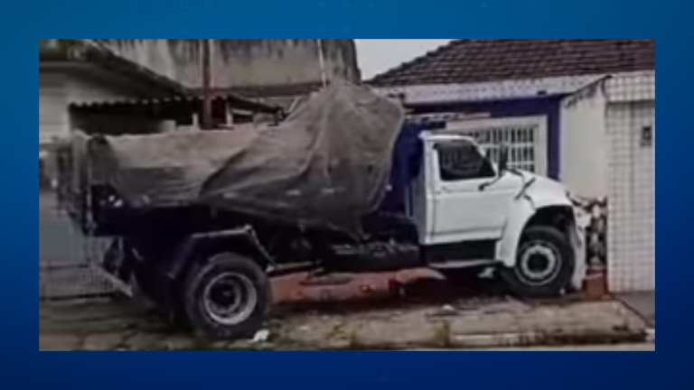 Motorista de caminhão perde o controle do veículo e bate em muro de casa, em São Vicente