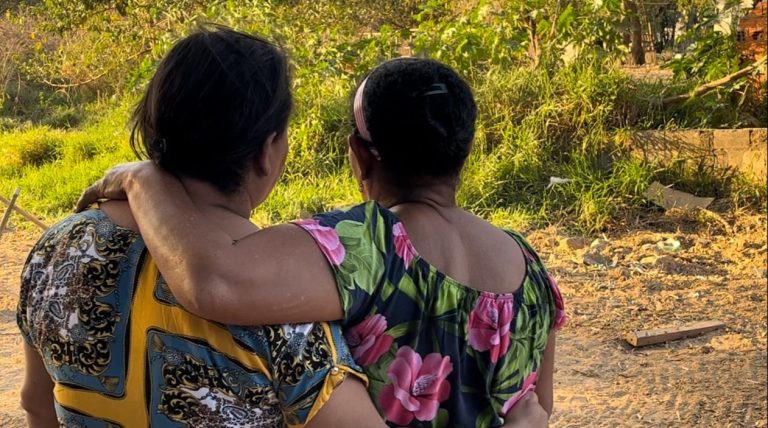 Equipe realiza busca em área de mata para localizar jovem