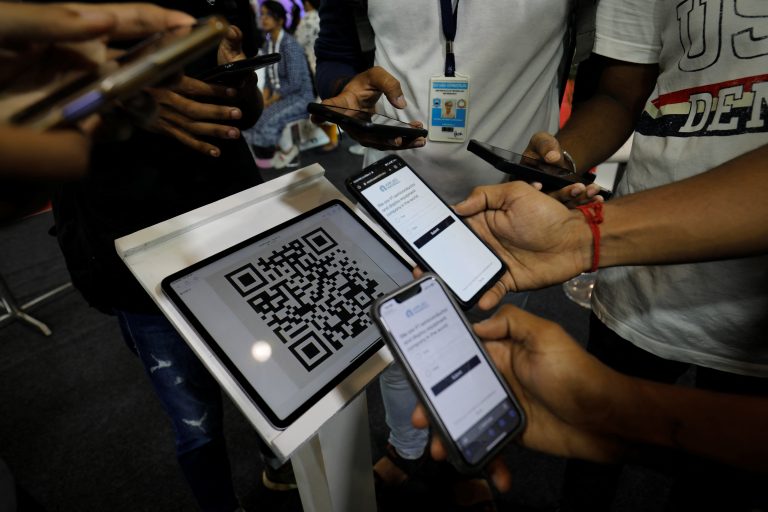 Imagem de pessoas scaneando QR Code