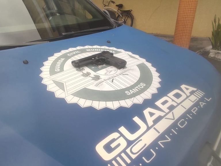 Adolescente é apreendido com simulacro de arma na orla de Santos