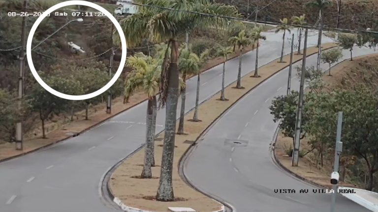 Homem perde controle do carro, cai em ribanceira, capota 8 vezes e sobrevive 3