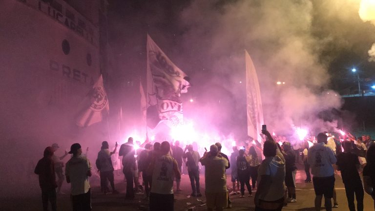 Ponte Preta 123 anos: torcida faz ‘réveillon’ em frente ao Majestoso