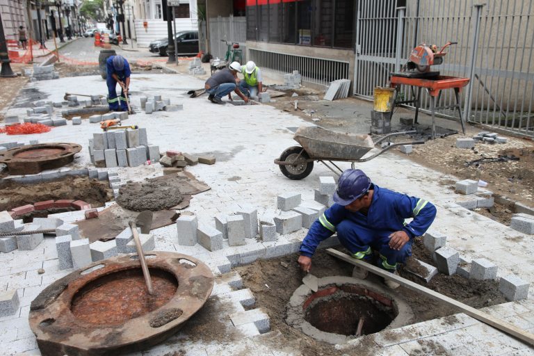 Tradicional rua do Centro de Santos ganha novo pavimento