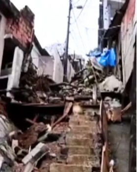 Muro desaba sobre casas em morro de Santos