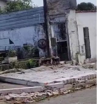 Ventania na Baixada Santista deixa estragos e estado de atenção é mantido