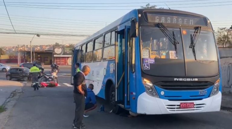Motociclista fica preso nas ferragens após acidente com micro-ônibus, em Campinas