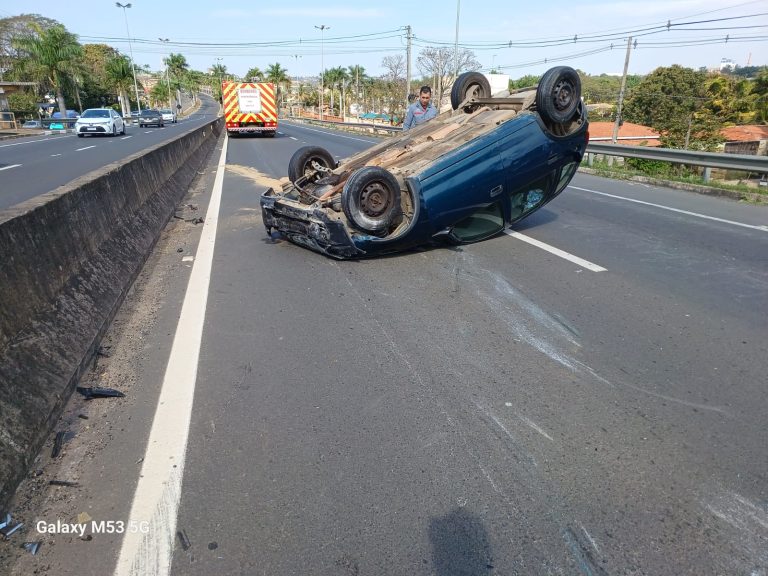 Motorista perde controle do carro e capota na rodovia João Beira