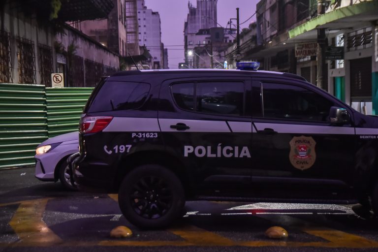 Carro da Polícia Civil na Baixada Santista