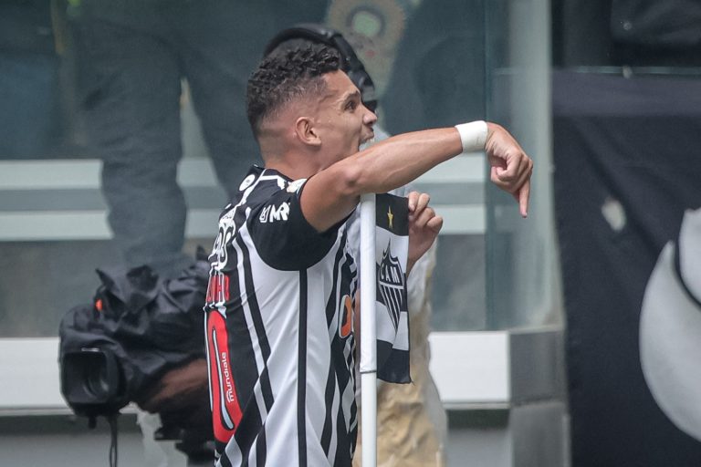 Com dois de Paulinho, Atlético-MG vence Santos em estreia da Arena MRV