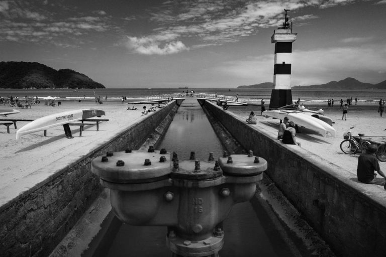 Ponto turístico do Centro de Santos recebe exposição fotográfica