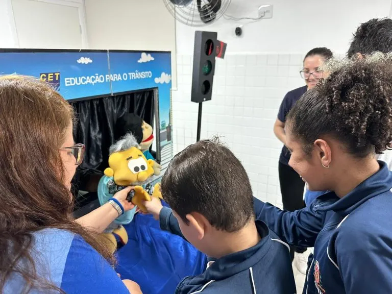 Alunos com autismo de Santos participam de teatro educativo sobre o trânsito