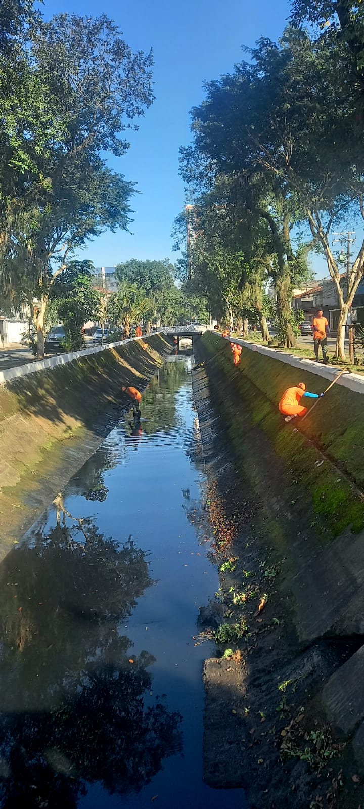 Mais de 26 km de vias de Santos passam por limpeza e retirada de sujeira