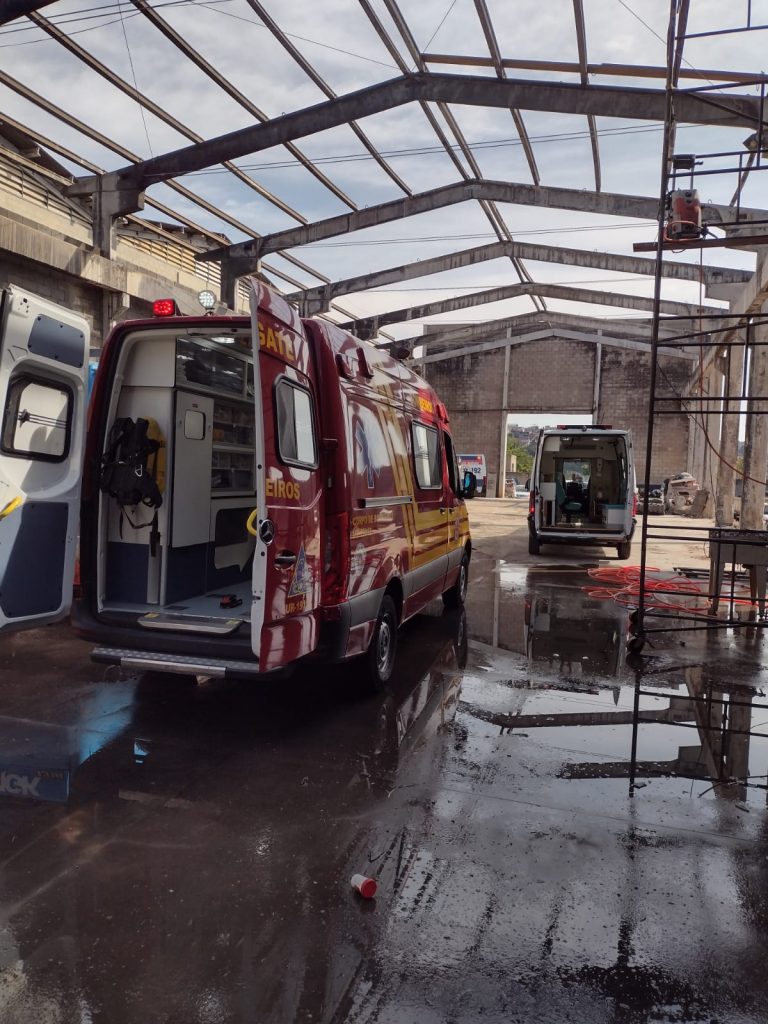 Três pessoas ficaram feridas após queda de andaime