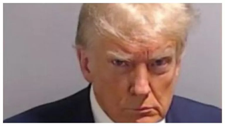 Trump se entrega à Justiça na Geórgia, é fichado  e fotografado pela 1ª vez como réu