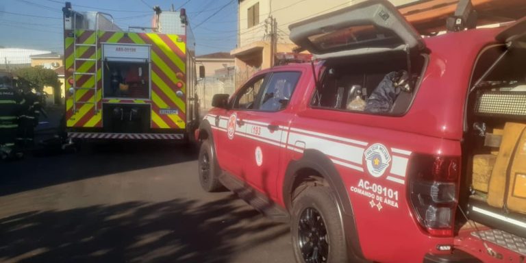 Incêndio atinge sobrado na Vila Virgínia; aposentado da PM precisou ser socorrido