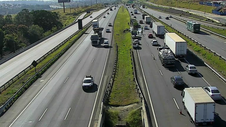 Caminhão carregado com tintas tomba na rodovia D.Pedro em Campinas