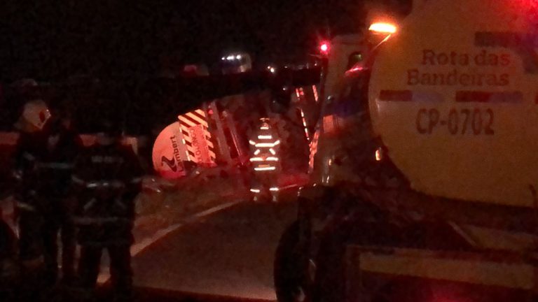 Carreta carregada com 60 mil litros de etanol tomba em Campinas