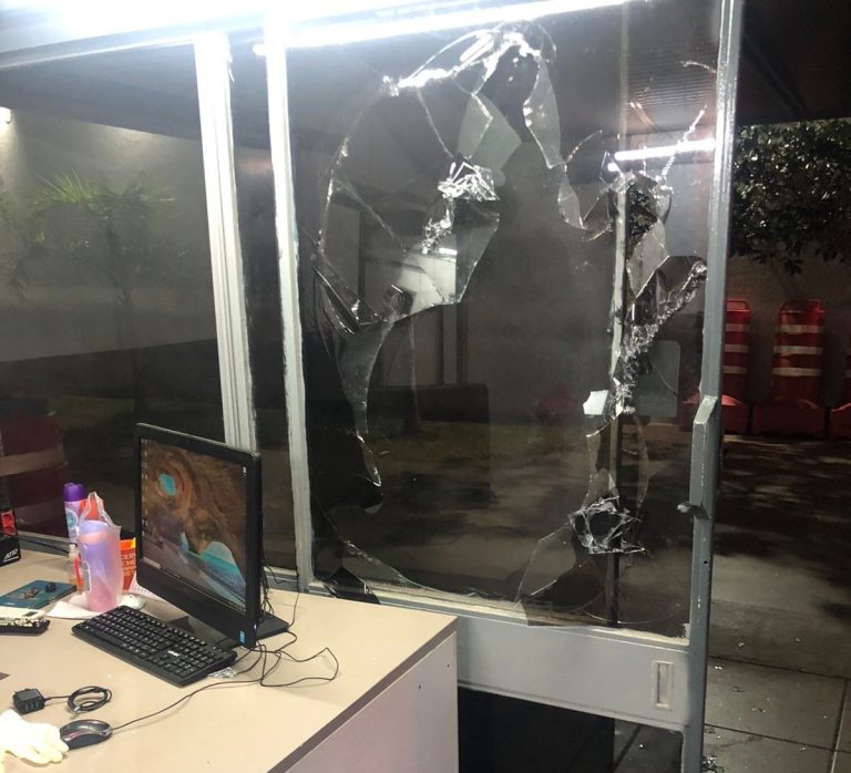 Homem de 37 anos é preso ao quebrar vidro da porta da base da PM em Ribeirão Preto