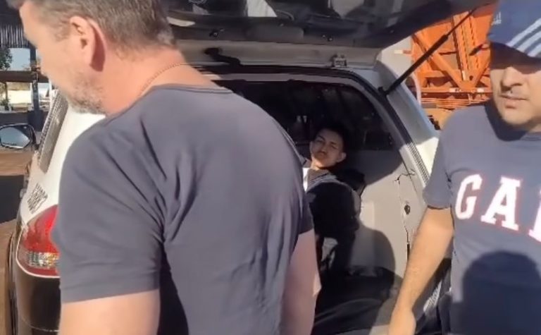 Acusado de matar mulher e enterrar corpo no jardim manda beijos na hora da prisão