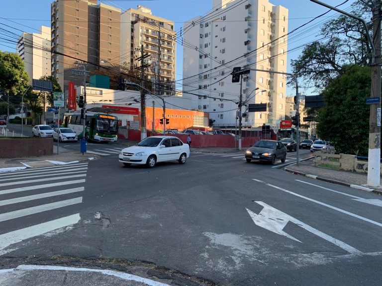 O acidente foi no bairro Botafogo, uma idosa precisou ser removida com a maca