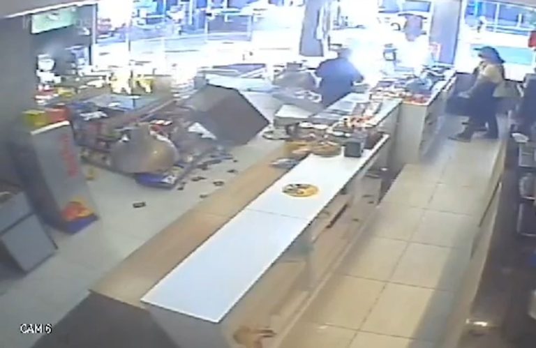 Carro invade loja de conveniência em Piracicaba: veja o momento