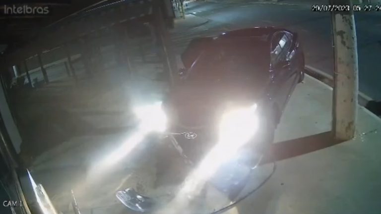 Veja: câmera de restaurante de Atibaia registra dois acidentes no mesmo local em uma semana