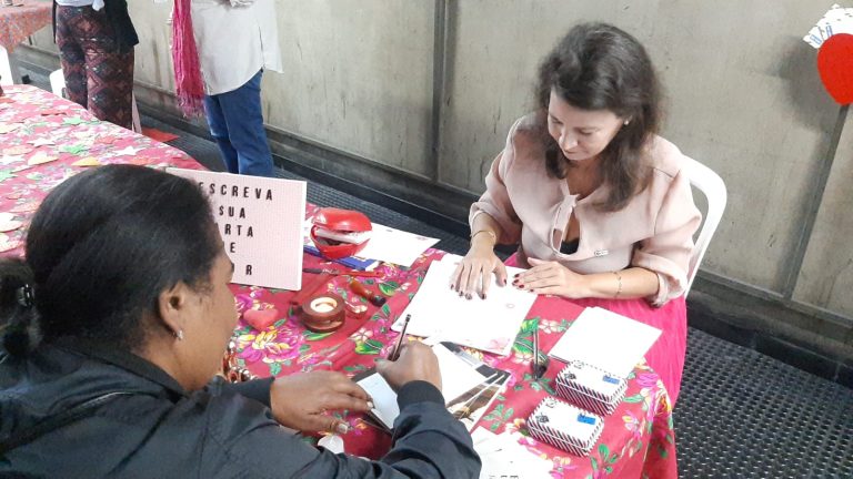 Dia dos Pais: Estação do VLT de Santos é palco de oficina de cartas para passageiros
