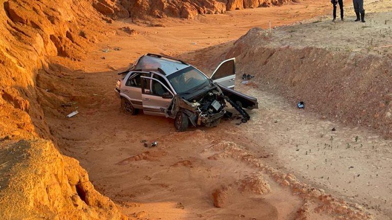 Mulher capota o carro após ser abusada por carona