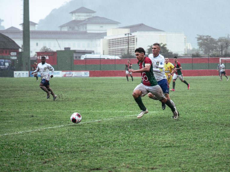 Portuguesa Santista vence o São Caetano e a chuva na Copa Paulista