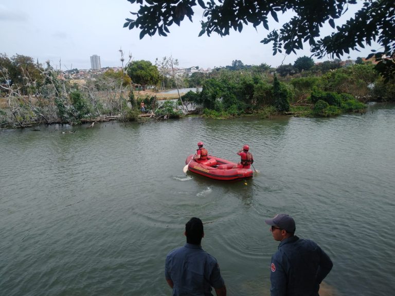 Valinhos: homem é resgatado pelo Corpo de Bombeiros após ficar ilhado em lago de parque