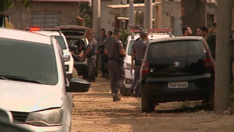 Polícia persegue suspeitos armados dentro de carro em Campinas: uma pessoa baleada