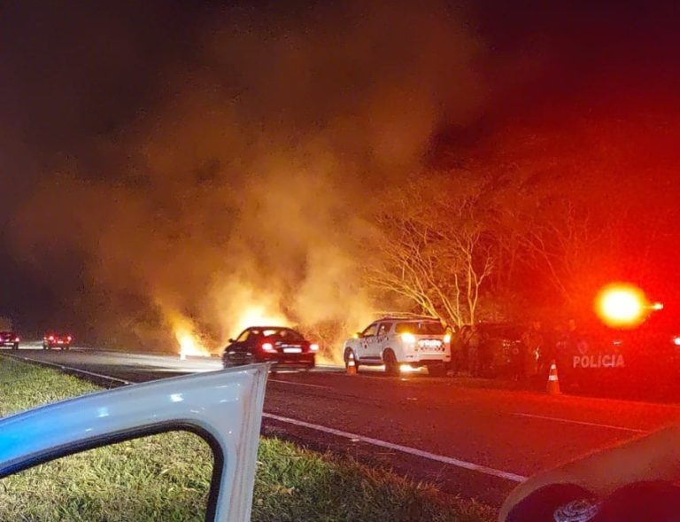 Criminosos atacam e incendeiam carro-forte no interior de SP