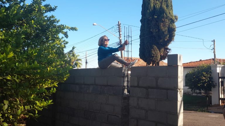 Protesto inusitado: Moradores sobem em muro para impedir construção que pode fechar rua na Ribeirânia