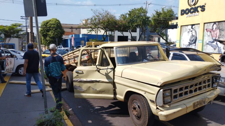 Homem fica ferido após carro ser atingido por caminhão desgovernado na Av. Meira Júnior