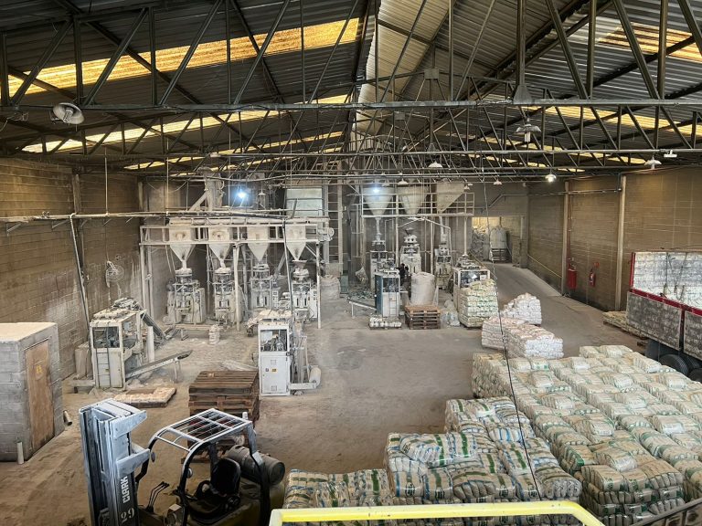 Distribuidora lacrada: mais de 300 toneladas de açúcar apreendidos