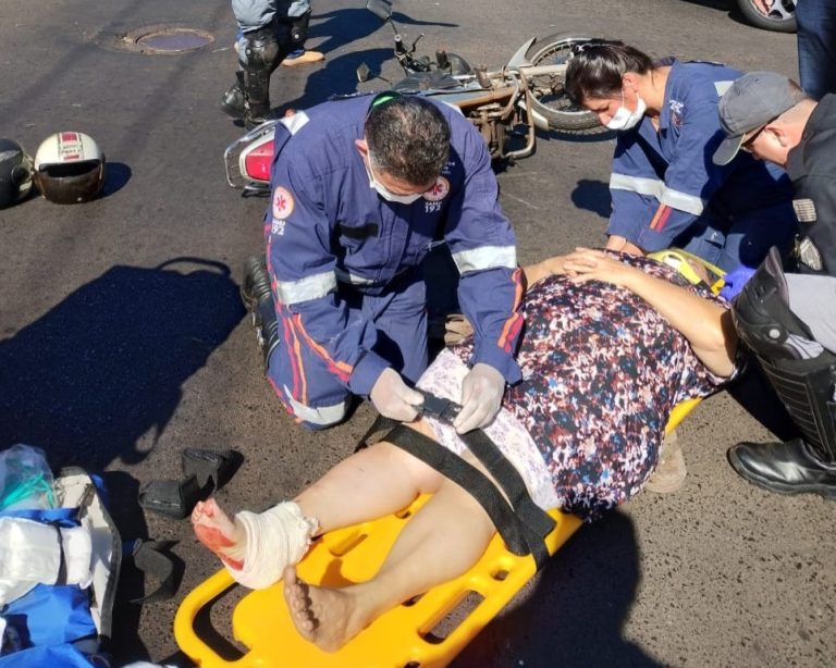 Dois idosos ficam feridos após acidente entre carro e moto, imagem mostra a colisão