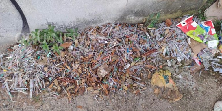 Perigo no meio do caminho: Morador encontra centenas de seringas usadas no meio de uma rua de Ribeirão Preto